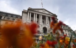 Banks warn of grim prospects for pound as economy slows